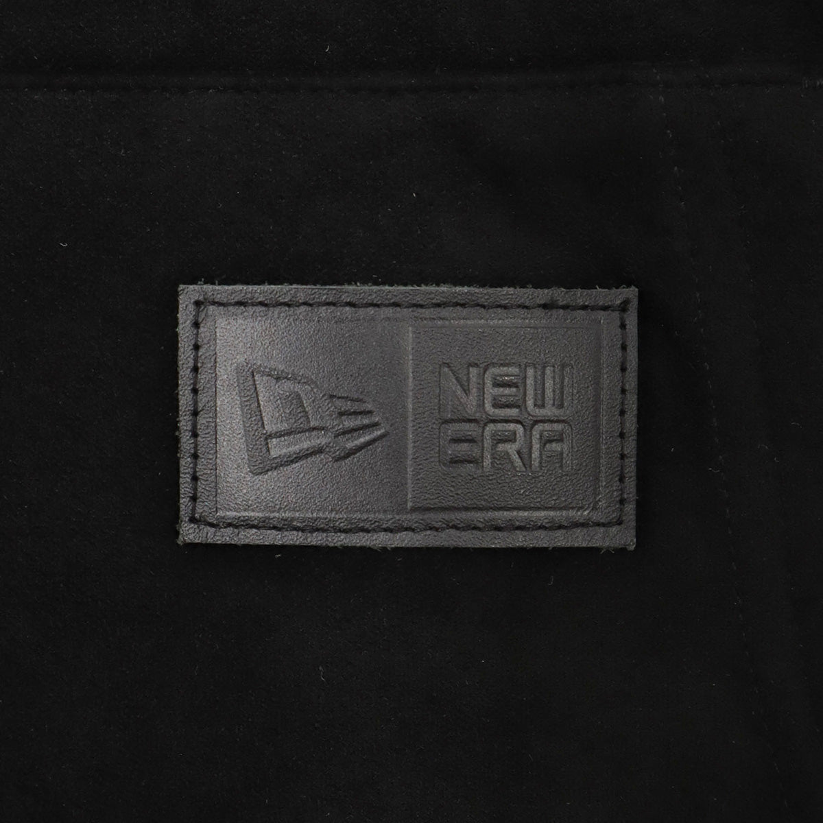 ニューエラ SUEDE PULLOVER HOODIE SCRIPT LOGO BOX LOGO LEATHER PATCH ブラック・ダークグレー