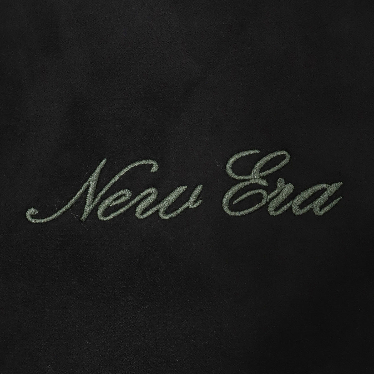 ニューエラ SUEDE CREW NECK SCRIPT LOGO BOX LOGO LEATHER PATCH ブラック・ダークグレー