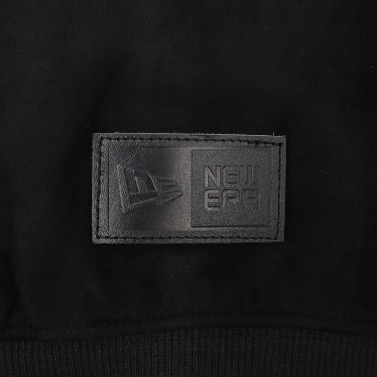 ニューエラ SUEDE CREW NECK SCRIPT LOGO BOX LOGO LEATHER PATCH ブラック・ダークグレー