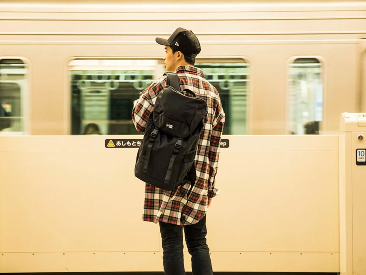 ニューエラキャップのスタイリッシュな持ち運び術！キャップクリップ、キャップキャリアー、ラックサックの活用法